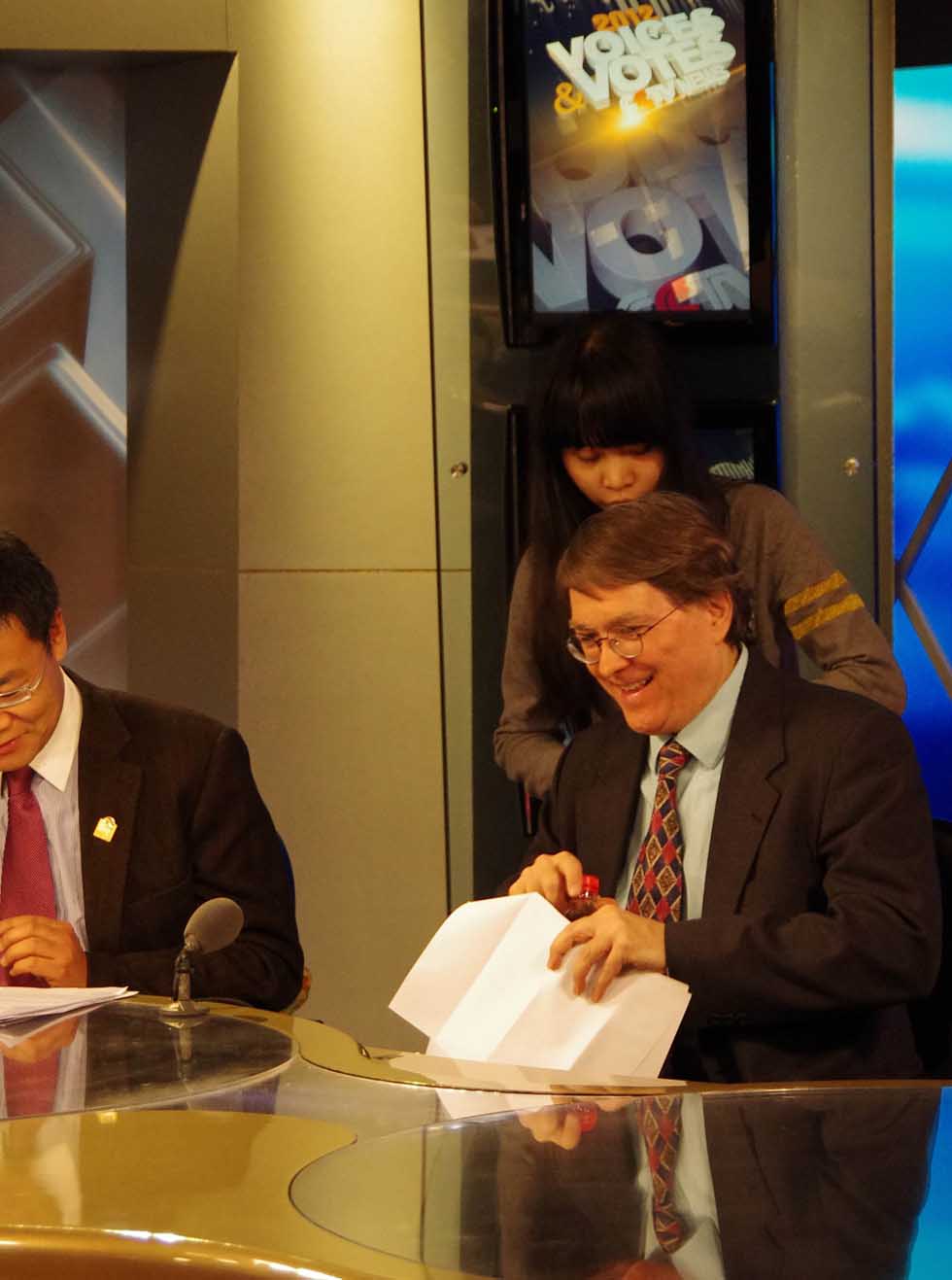 David Moser participates in TV program Voices Votes at China Central Television (CCTV) in Beijing, capital of China, March 10, 2012.(Xinhua/Hou Dongtao)