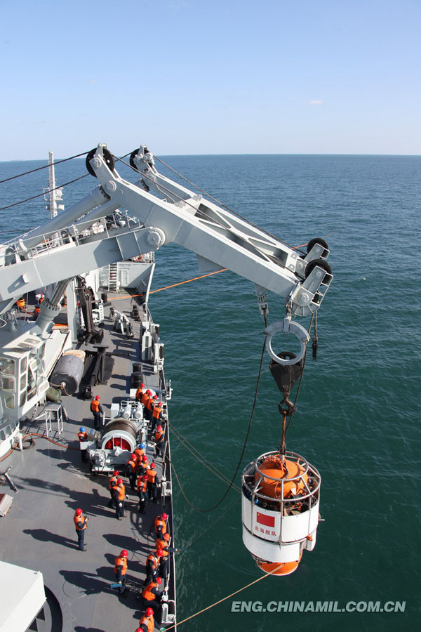 A maritime danger-prevention and life-saving flotilla of the North China Sea Fleet under the Navy of the Chinese People's Liberation Army (PLA) recently organized mobile rescue bell and a new-type submarine to conduct a docking drill, which successfully realized docking of rescue bell and submarine for the first time. According to the briefing, this flotilla has so far completed rescue docking drills with all types of commissioned submarines of the PLA Navy. It has great significance in boosting the mode transformation of the naval comprehensive rescue training and systematic capability building. (China Military Online/Yu Chao)