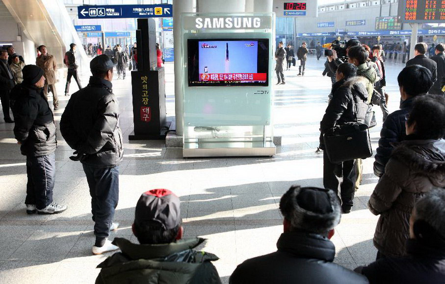 People watch TV news reporting about a rocket launched by the Democratic People's Republic of Korea (DPRK) in Seoul, South Korea, Dec. 12, 2012. (Xinhua/Park Jin-hee)