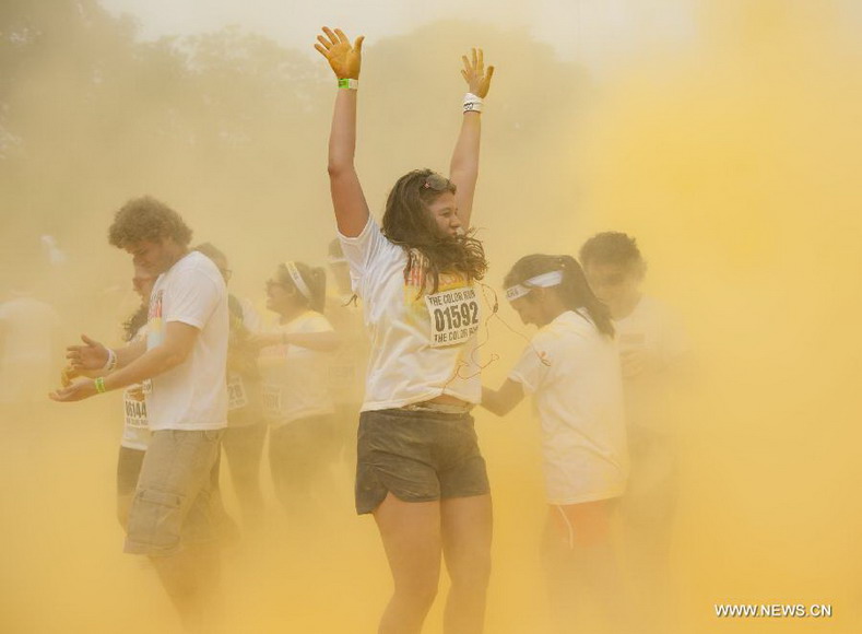 People participate in the Color Run race in Rio de Janeiro, Brazil, Dec. 16, 2012. (Xinhua/Weng Xinyang)  