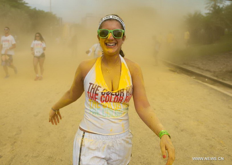 People participate in the Color Run race in Rio de Janeiro, Brazil, Dec. 16, 2012. (Xinhua/Weng Xinyang)  