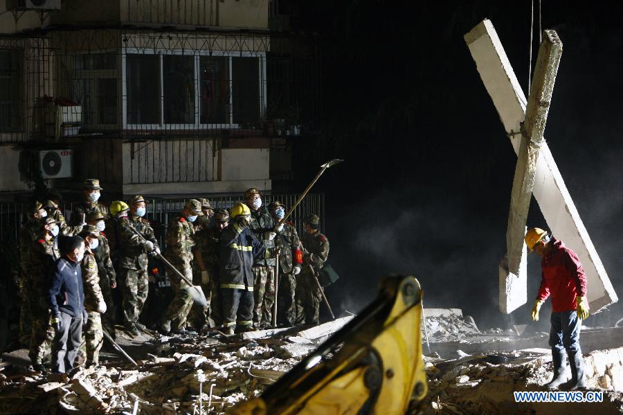 Building collapse in E China kills one, another pulled out 