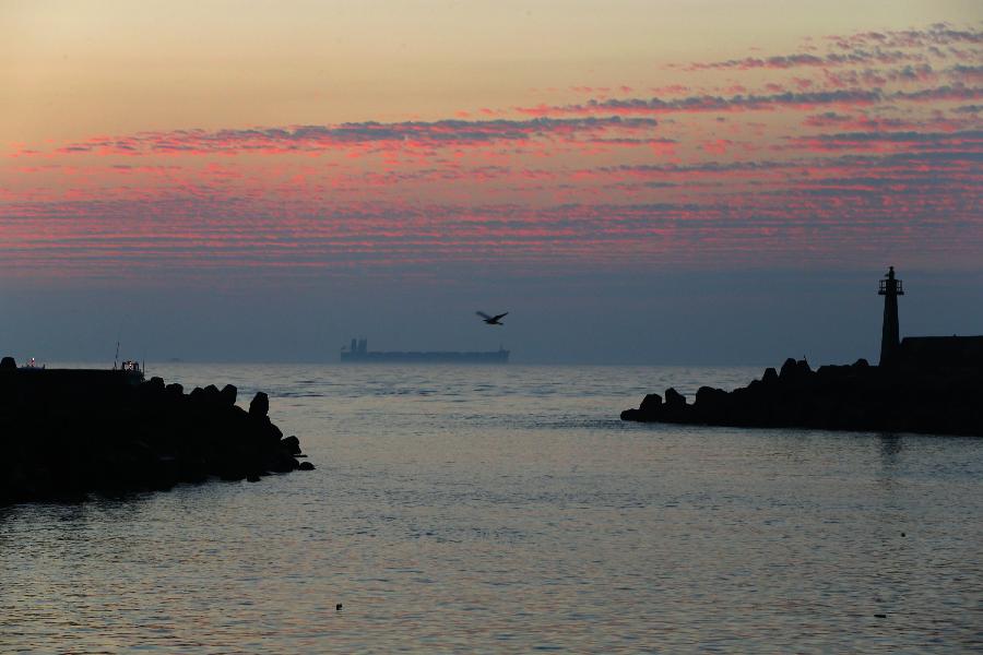 Photo taken on Dec. 14, 2012 shows sunset view at Tamsui District of Xinbei City, southeast China's Taiwan.(Xinhua)