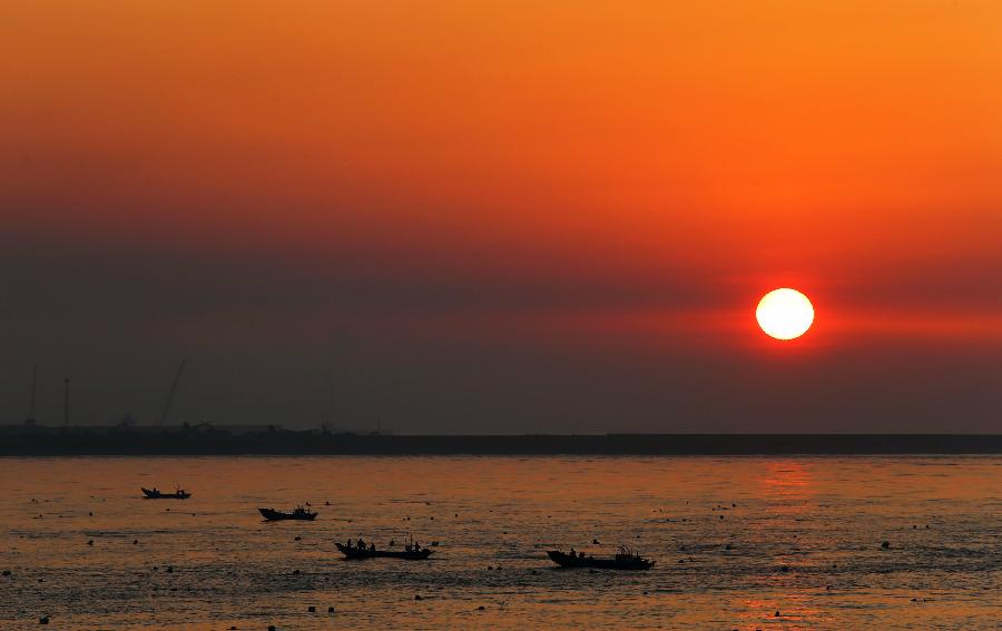 Photo taken on Dec. 14, 2012 shows sunset view at Tamsui District of Xinbei City, southeast China's Taiwan.(Xinhua)