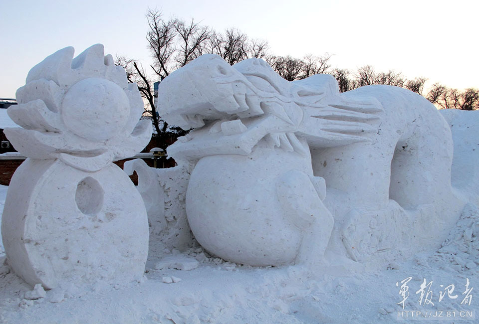 The officers and men of a regiment of the Shenyang Military Area Command (MAC) of the Chinese People's Liberation Army (PLA) carefully craft a snow Dragon wall.(China Military Online/Zhang Baojia, Tian Yabing)