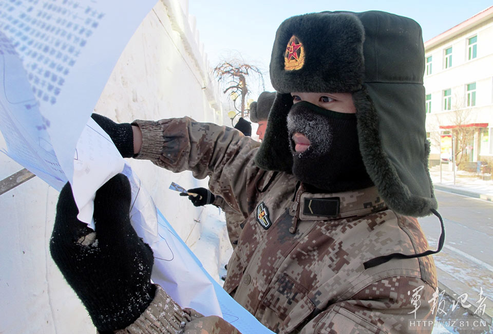 The officers and men of a regiment of the Shenyang Military Area Command (MAC) of the Chinese People's Liberation Army (PLA) carefully craft a snow Great Wall. After ten days efforts, a 120 meters long, three meters high snow Great Wall with a "Hexie" locomotive was completed in the barracks square. (China Military Online/Zhang Baojia, Tian Yabing)