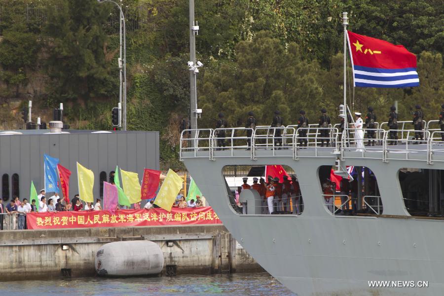 Overseas Chinese and local residents see off the three visiting Chinese naval ships in Sydney, Australia, on Dec. 22, 2012. China's 12th navy fleet ended a five-day visit to Australia on Saturday. (Xinhua/Jin Linpeng)