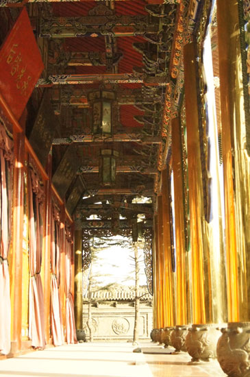 The huge columns of the main hall of Lingming Temple in Lanzhou, Gansu Province. (CRIENGLISH.com/Guo Jing)