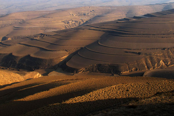 Northwest China's Gansu Province, spreading some 1600 kilometers across the Huangtu Plateau (The Loess Plateau), used to be an important passage along the Ancient Tea Horse Road. Today, its rigid yet majestic landscape still attracts numerous visitors who come in search of its historical relics and natural vistas. (CRIENGLISH.com/Sang Zhiqing)