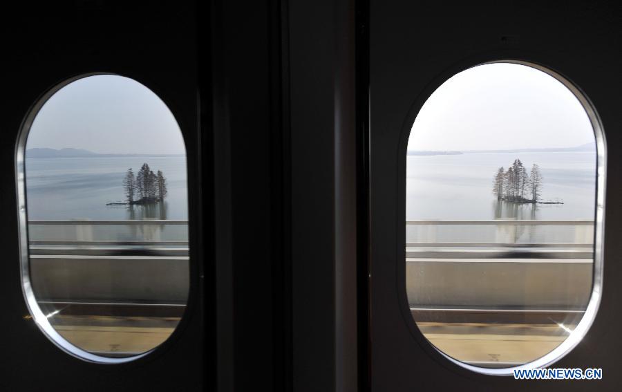 Photo taken on Dec. 23, 2012 shows the scenery of East Lake in Wuhan City outside the window of G79 express train during a trip to Guangzhou, capital of south China's Guangdong Province. (Xinhua/Chen Yehua)