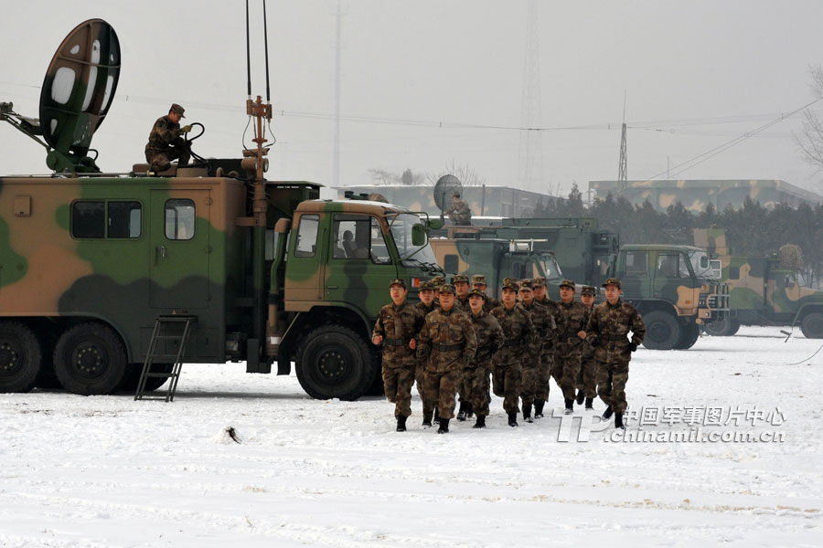 Recently a signal regiment under the Beijing Military Area Command conducts an emergency drill in Beijing despite the low temperature. By this drill the regiment has further improved their action plan and emergency drill procedure in order to deal with any emergency at any time. (Photo/ China Military Online)