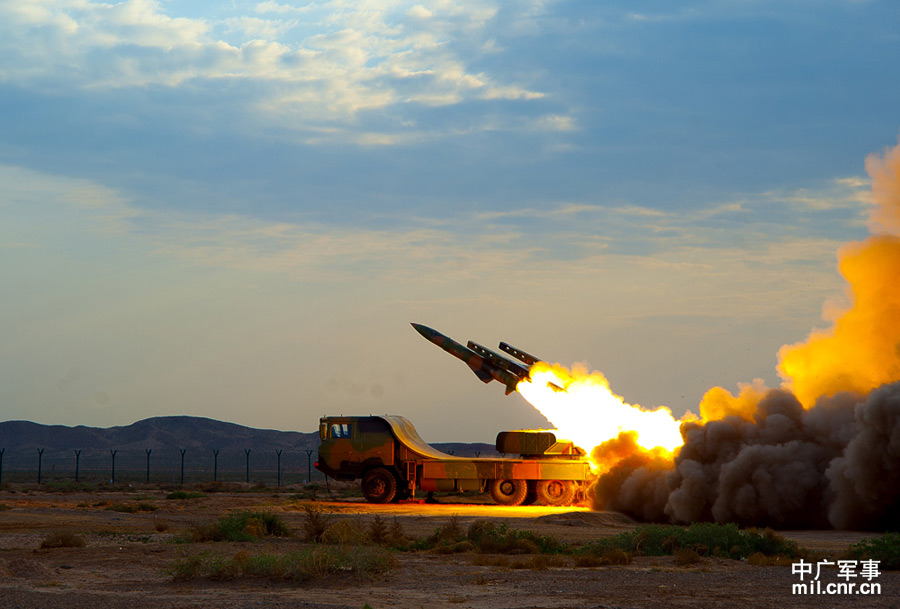 A ground-to-air missile brigade of the Air Force practices a new creative military training pattern by conducting an emergency drill under IT-based conditions. In the practice field, three vehicles loaded with Red Flag-12 surface-to-air missile fast arrived the launch pad. The total process took only five minutes. The informatization of the military drill improved troop’s combat capability.(Mil.cnr.cn/Sun Li, Deng Xiguang and Xu Xiaoyu)