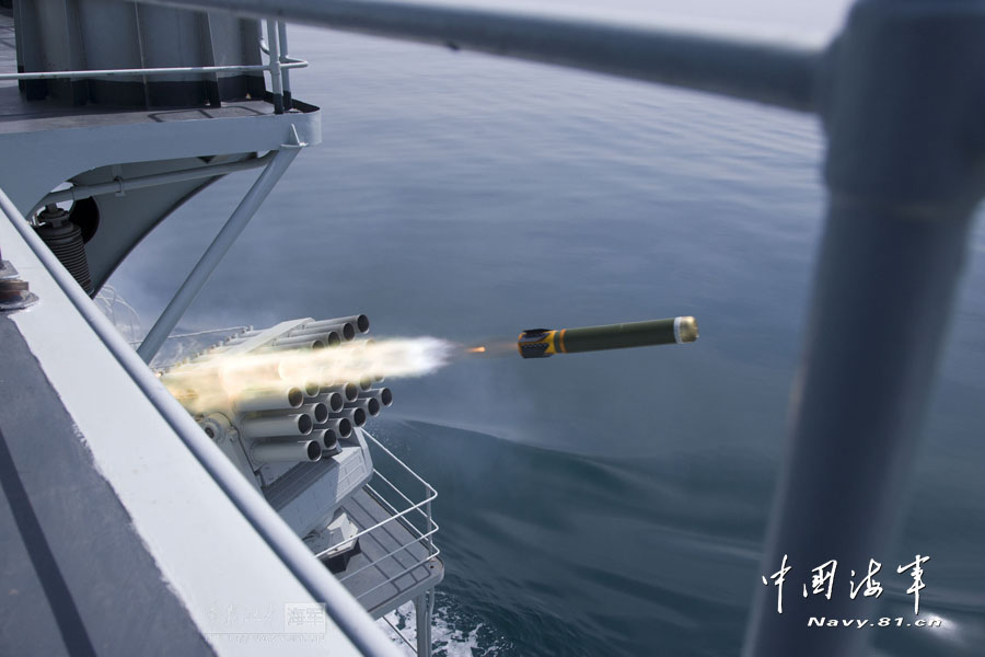 The "Qingdao" guided-missile destroyer of the Chinese Navy conducts live-fire drill. (navy.81.cn/Zhang Qun)