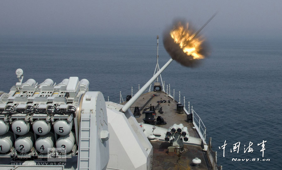 The "Qingdao" guided-missile destroyer of the Chinese Navy conducts live-fire drill. (navy.81.cn/Zhang Qun)