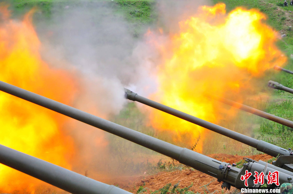 Relying on the network，a division under the Chengdu Military Area Command (MAC) of the Chinese People's Liberation Army (PLA) stationed in Yunnan province conducted confrontation drill in jungle at the beginning of 2013. (Chinanews.com/Han Bing)