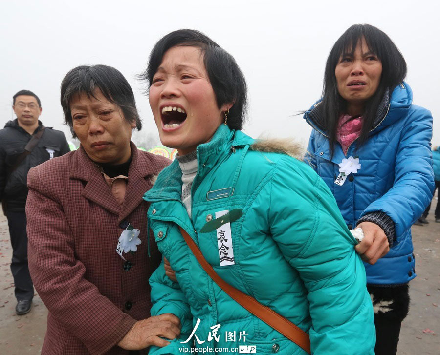 Thousands of people come to mourn and bid farewell to Yang Jianyi, who was killed for protecting his student and is honored as “the most beautiful headmaster”, Xinhua county, Hunan province, Jan. 17. (Photo/ vip.people.com.cn)