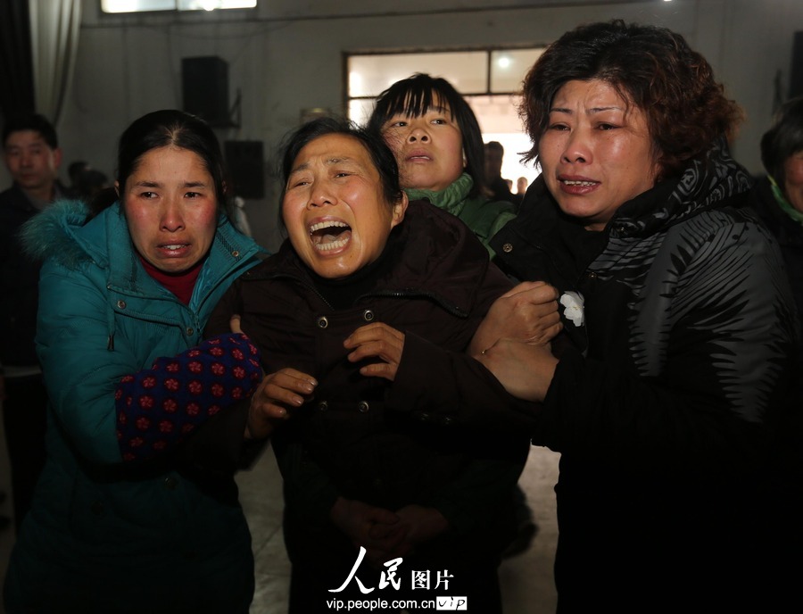 Thousands of people come to mourn and bid farewell to Yang Jianyi, who was killed for protecting his student and is honored as “the most beautiful headmaster”, Xinhua county, Hunan province, Jan. 17. (Photo/ vip.people.com.cn)