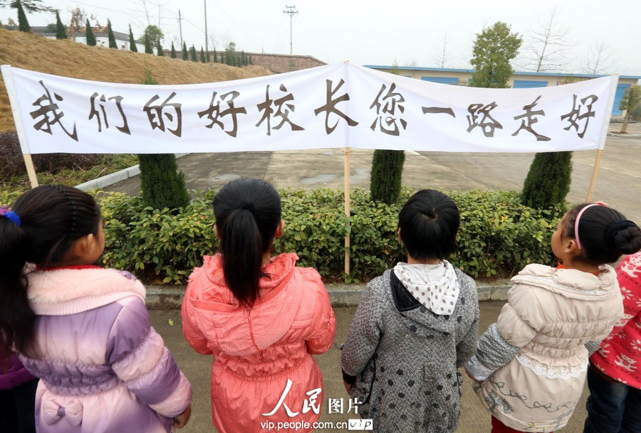 Thousands of people come to mourn and bid farewell to Yang Jianyi, who was killed for protecting his student and is honored as “the most beautiful headmaster”, Xinhua county, Hunan province, Jan. 17. (Photo/ vip.people.com.cn)