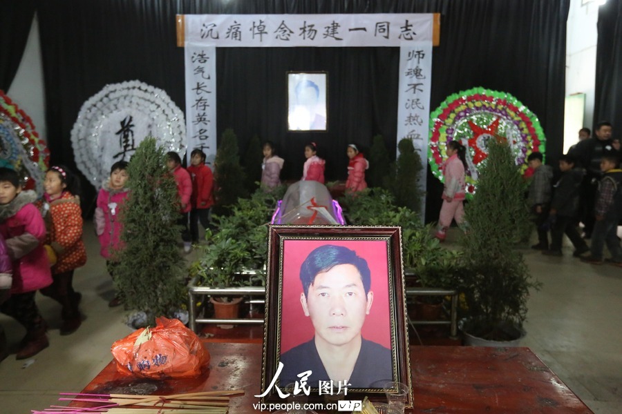 Thousands of people come to mourn and bid farewell to Yang Jianyi, who was killed for protecting his student and is honored as “the most beautiful headmaster”, Xinhua county, Hunan province, Jan. 17. (Photo/ vip.people.com.cn)