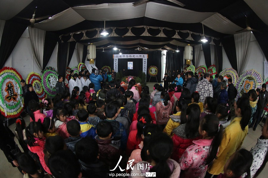 Thousands of people come to mourn and bid farewell to Yang Jianyi, who was killed for protecting his student and is honored as “the most beautiful headmaster”, Xinhua county, Hunan province, Jan. 17. (Photo/ vip.people.com.cn)