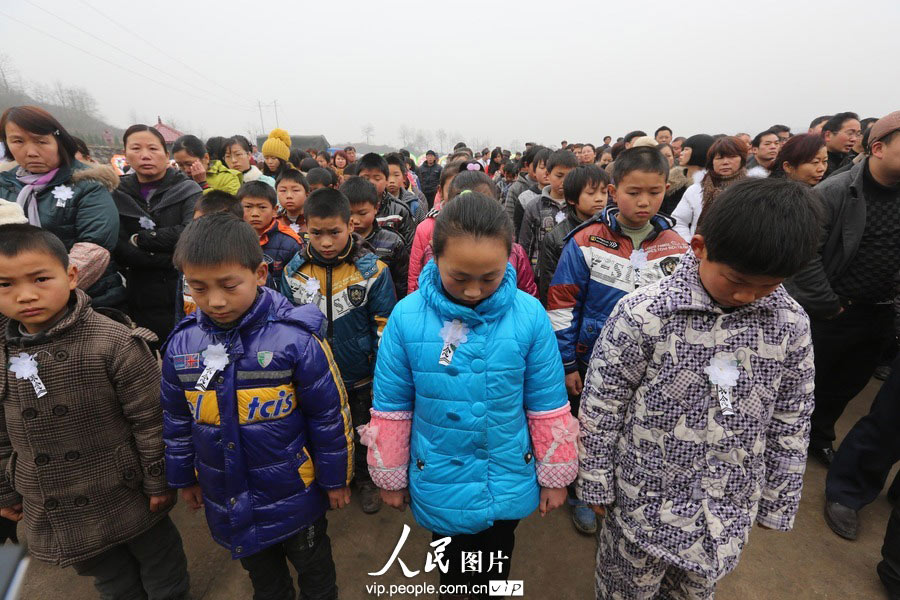 Thousands of people come to mourn and bid farewell to Yang Jianyi, who was killed for protecting his student and is honored as “the most beautiful headmaster”, Xinhua county, Hunan province, Jan. 17. (Photo/ vip.people.com.cn)