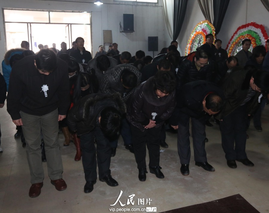 Thousands of people come to mourn and bid farewell to Yang Jianyi, who was killed for protecting his student and is honored as “the most beautiful headmaster”, Xinhua county, Hunan province, Jan. 17. (Photo/ vip.people.com.cn)