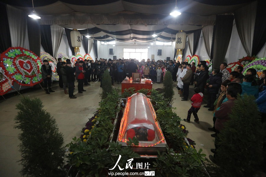 Thousands of people come to mourn and bid farewell to Yang Jianyi, who was killed for protecting his student and is honored as “the most beautiful headmaster”, Xinhua county, Hunan province, Jan. 17. (Photo/ vip.people.com.cn)