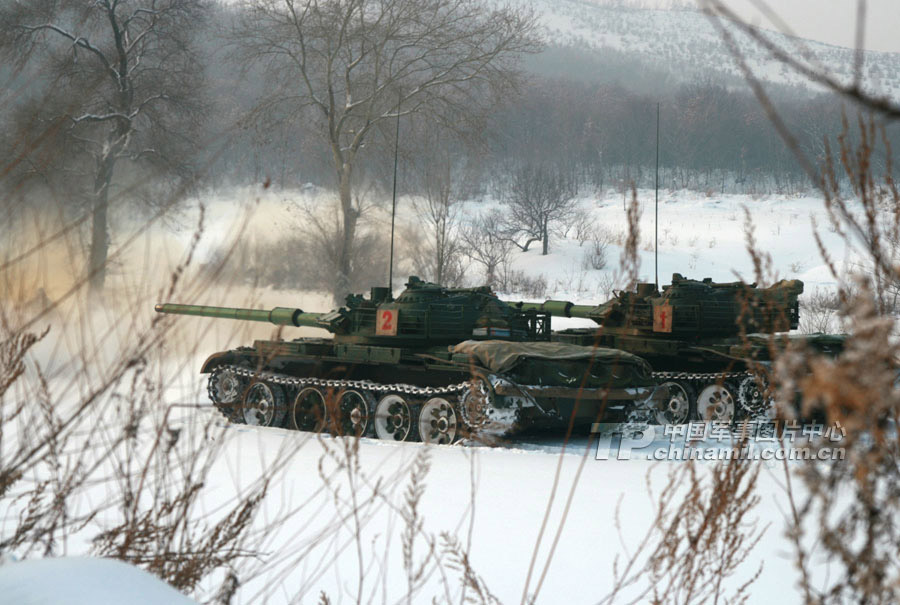 An armored regiment under the Shenyang Military Area Command (MAC) of the Chinese People's Liberation Army (PLA) organized its armored vehicles to conduct actual-troop and live-ammunition drill on January 14, 2013, in a bid to temper troops' combat capability under extreme cold conditions.(China Military Online/Xu Zhilin)