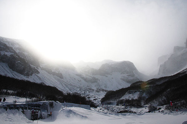 Changbai Mountain in northeast China's Jilin Province is known for its snow-coated forest in winter and rich hot spring resources. This latest group of photos taken by CRI reporters traveling in Jilin shows the landscape covered by a sheet of snow. (CRI Online)