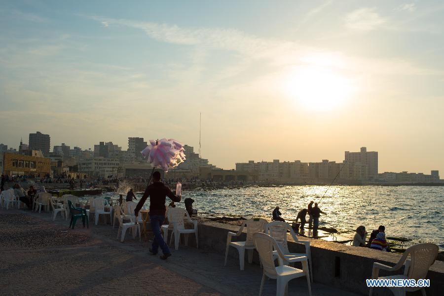 A vendor sells balloons on a street in Alexandria, Egypt, Jan. 24, 2013, on the eve of the second anniversary of the unrest that toppled former president Hosni Mubarak. (Xinhua/Qin Haishi)