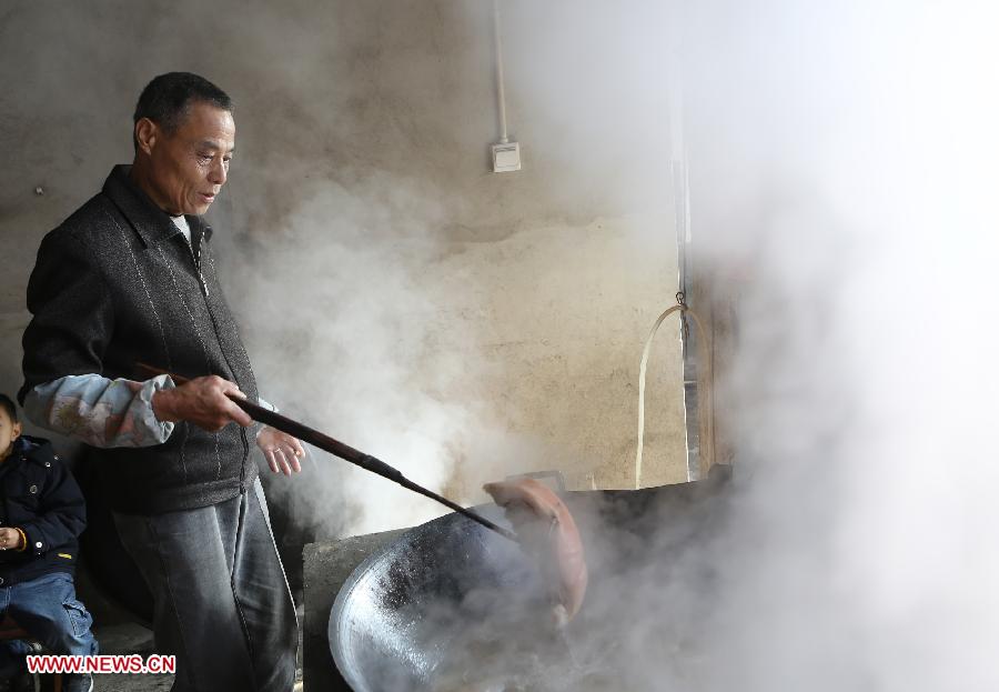 A cook prepares food for a wedding dinner at Chanru Village of Wangdong Town in Rongshui County, south China's Guangxi Zhuang Autonomous Region, Jan. 27, 2013. (Xinhua/Long Tao)