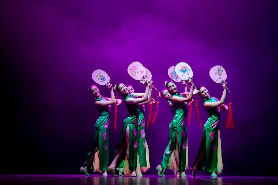 Dancers of Hangzhou Song and Dance Troupe perform at Cairo Opera in Cairo, Egypt, Jan. 28, 2013. (Xinhua/Qin Haishi)