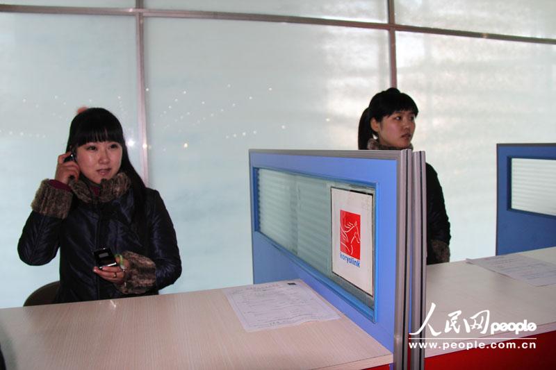 Two staff members work at a business counter. (People's Daily Online/Wang Li)