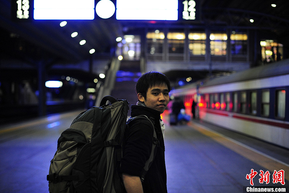 This photo was taken on January 24th, 2013. Standing on stage on the platform, Lin looks back and says that he is very attached to Beijing and his friends here. (Chinanews/Cui Nan)