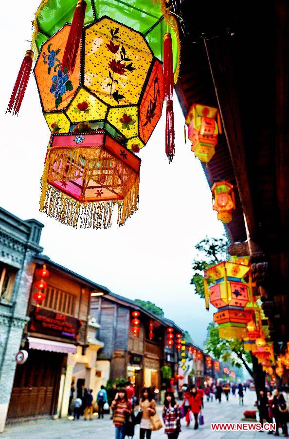 Stores are decorated with lanterns for the coming Spring Festival in Fuzhou, southeast China's Fujian Province, Feb. 4, 2013. (Xinhua/Zhang Guojun) 