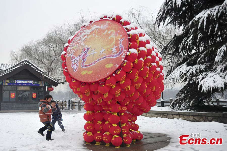 Photo taken on February 3 shows visitors at the Daming Lake decorated by 30,000 lanterns in Eastern Shandong Province. (CNS / Zhang Yong)