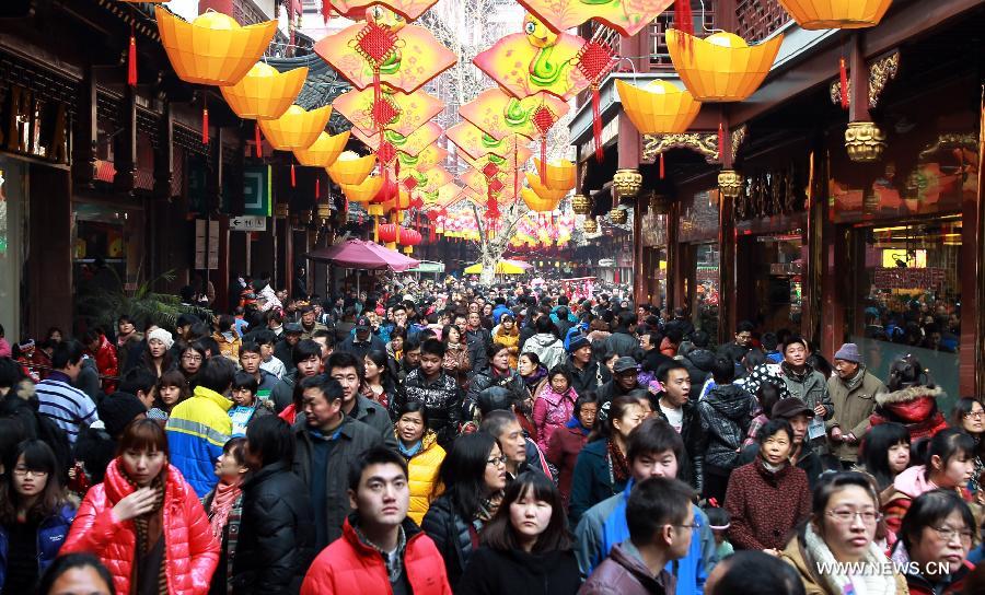 Tourists swarm the Yuyuan Garden in east China's Shanghai Municipality, Feb. 10, 2013. Shanghai saw a tourist peak on Sunday, the first day of the 2013 Spring Festival holiday. The city is estimated to receive more than three million tourists during the week-long holiday. (Xinhua/Ding Ting) 