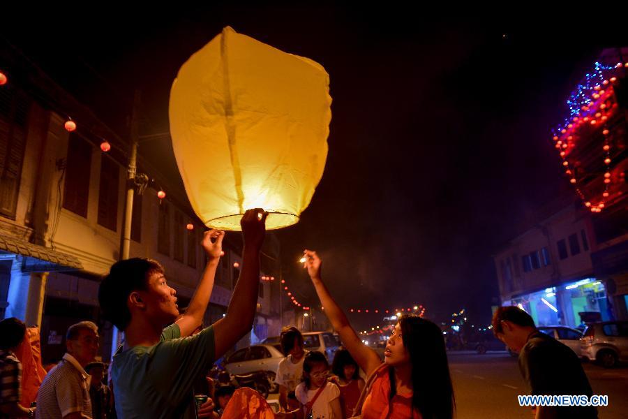 Overseas Chinese set off Kongming lantern to celebrate the Chinese lunar New Year, the year of the snake, in Kluang, Johor, Malaysia, Feb. 10, 2013. (Xinhua/Chong Voon Chung) 