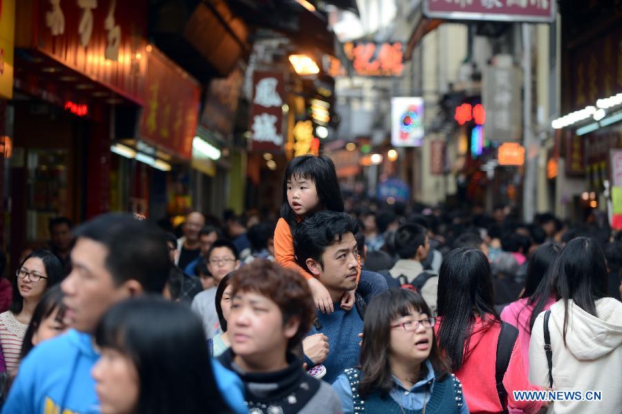 Tourists visit a scenic spot during the Spring Festival holidays in Macao, south China, Feb. 14, 2013. According to the statistics, the totoal number of people entering and exiting all ports of Macao reached 257,000 Thursday. (Xinhua/Cheong Kam Ka) 