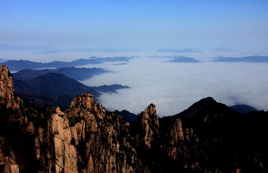 Photo taken on Feb. 16, 2013 shows the sea of clouds at the Huangshan Mountain scenic spot in Huangshan City, east China's Anhui Province. (Xinhua/Shi Guangde) 