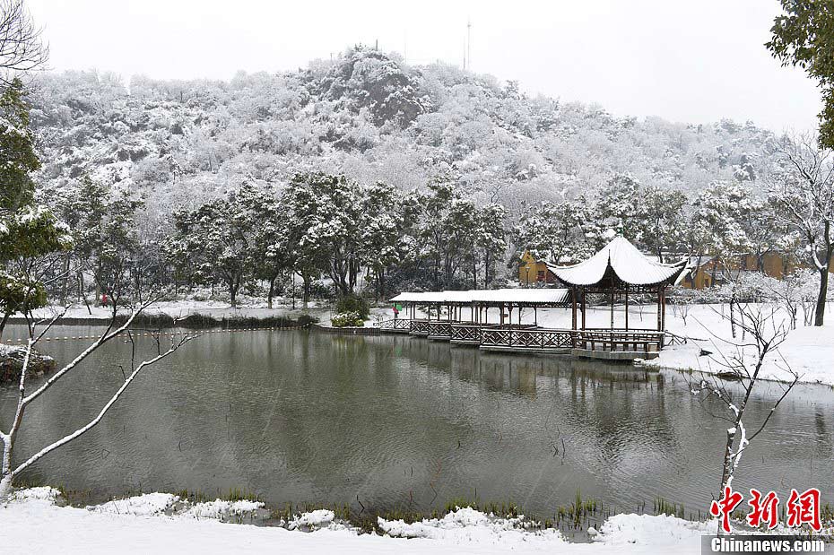 Photo taken on February 19 shows the snow scenery of Yufeng Mountain at Kunshan of Suzhou in East China's Jiangsu Province. (CNS/Li Pengju)