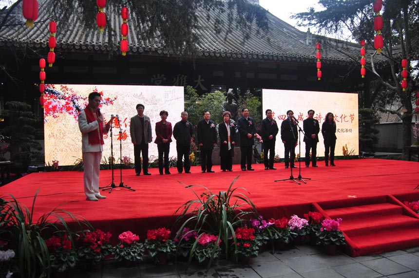 A cultural festival in commemoration of poet-sage Dufu is held in the Thatched Cottage of Du Fu in Chengdu, Feb. 7, 2013. Located at the side of the Flower Bathing Brook on the western outskirts of Chengdu, the Cottage has been rebuilt and converted into a museum to commemorate the realist poet Dufu of the Tang Dynasty. (China.org.cn)