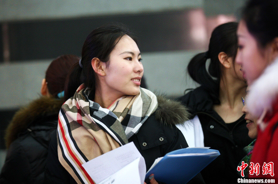 Picture shows attractive boys and girls at an art college's enrollment site in Qingdao, Shandong on Feb. 20, 2013. (Chinanews/Xu Chongde)