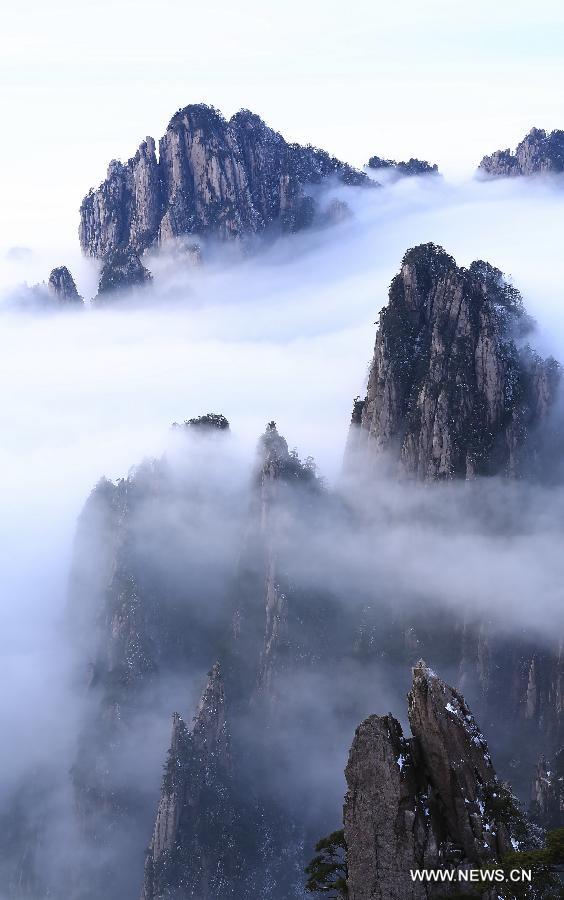 Photo taken on Feb. 20, 2013 shows the sea of clouds at the Huangshan Mountain scenic spot in Huangshan City, east China's Anhui Province.(Xinhua/Hu Hongkun) 