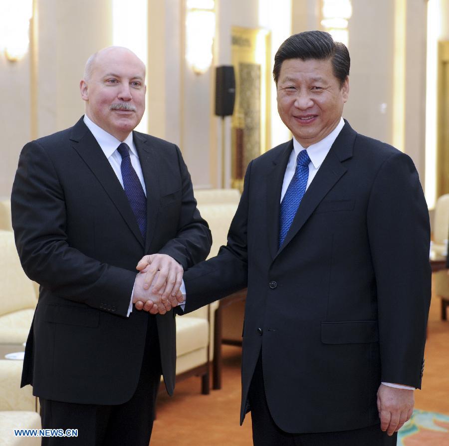 Xi Jinping (R), general secretary of the Communist Party of China (CPC) Central Committee, meets with Dmitry Mezentsev, the new general secretary of Shanghai Cooperation Organization (SCO), in Beijing, capital of China, Feb. 22, 2013. (Xinhua/Zhang Duo)