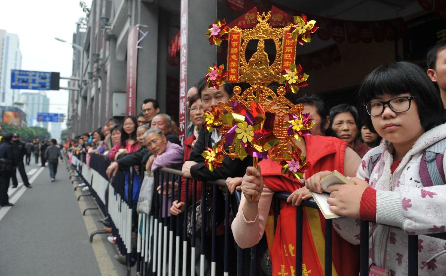 Visitors view a parade of a temple fair in Guangzhou, capital of south China's Guangdong Province, Feb. 24, 2013. The 7-day-long temple fair, as a cultural carnival, will showcase various cultural forms such as folk customs, praying culture and cuisine culture. (Xinhua/Lu Hanxin) 