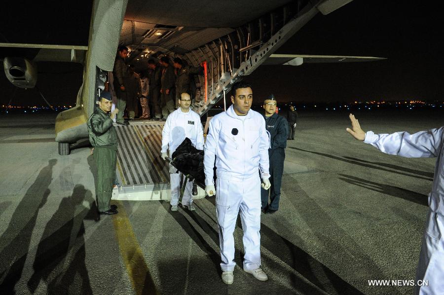 Medical workers carry the body of a victim of the balloon explosion as they arrive in Cairo, Egypt, Feb. 26, 2013. The death toll of Egypt's Luxor balloon accident rose to 19 Tuesday afternoon after a seriously-wounded English tourist died at Luxor International Hospital, including nine from China's Hong Kong, Mohamed Sultan, head of Egypt's Ambulance Authority, confirmed to Xinhua. (Xinhua/Li Muzi) 