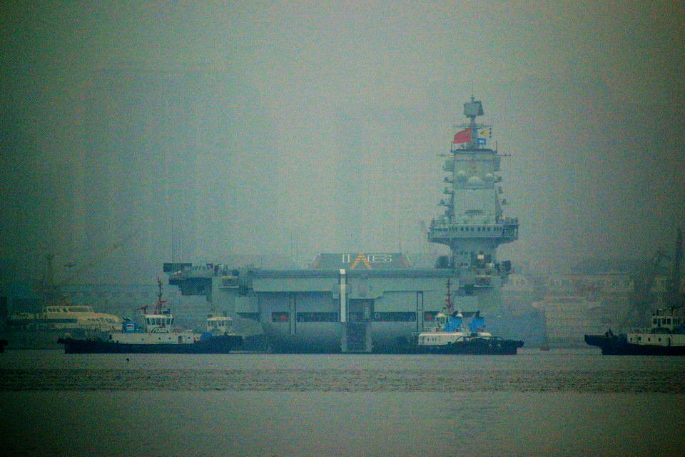 China's first aircraft carrier, the Liaoning, anchored for the first time in a military port in Qingdao, eastern Shandong province on Wednesday morning. (Photo: huanqiu.com)