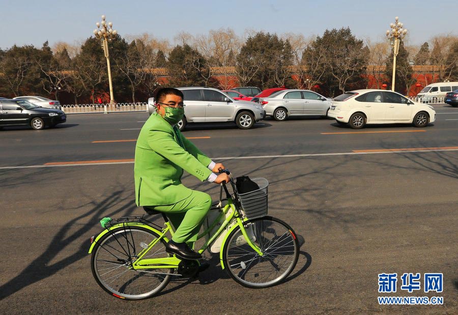 Chen Guangbiao, the millionaire philanthropist, goes to attend the first session of the 12th CPPCC National Committee  as a nonvoting member on March 3, 2013. (Photo/Xinhua)