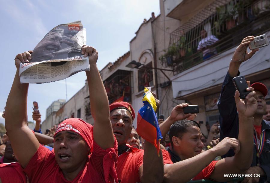 Residents participate in the funeral procession in honor of Venezuelan President, Hugo Chavez at streets of Caracas city, capital of Venezuela, on March 6, 2013. On Tuesday's afternoon, Venezuelan President, Hugo Chavez, died after fighting for almost two years with a cancer disease. The body of Chavez will be moved from the health center to the Military Academy in southern Caracas, inside Tiuna's Fort. (Xinhua/AVN)